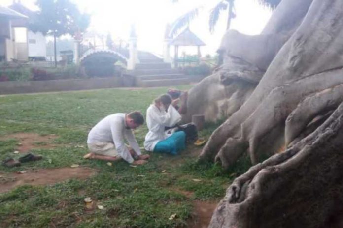 Bukan Beberapa Tahun Lalu, Video Pose Bugil Di Kayu Sakral Pura Babakan Baru Dibuat 1