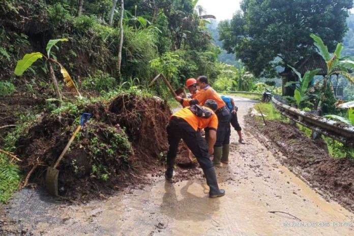 Diguyur Hujan Deras, Tanah Longsor Timbun Akses Jalan 1