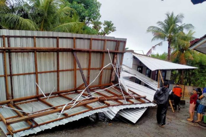 Hujan Disertai Angin Kencang Landa Gerokgak, Sejumlah Rumah Warga Rusak 1