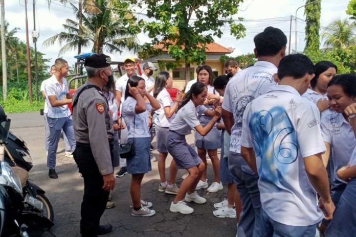 Kelulusan Siswa SMA Diwarnai Aksi Corat Coret 1