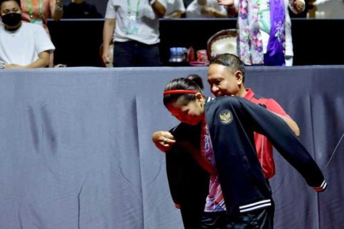 Menpora Berikan Jaket Berlambang Garuda Kepada Greysia Polii 1