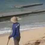 Dermaga Terapung Terdampar di Pinggir Pantai Gegerkan Warga Sawangan