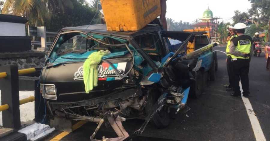 Sopir Ngantuk, Pikap Tabrak Pembatas Jalan