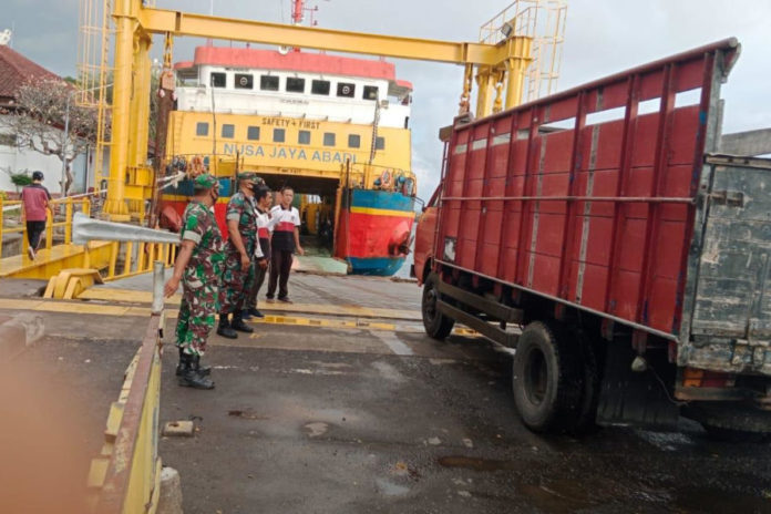 Cegah PMK, TNI Siaga Di Pelabuhan Kapal Roro Nusa Penida 1