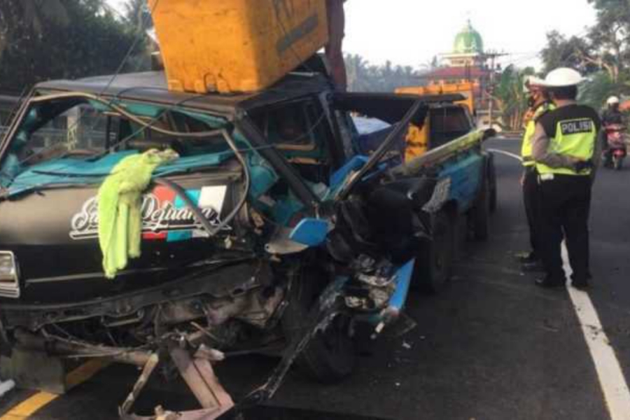 Sopir Ngantuk, Pikap Tabrak Pembatas Jalan