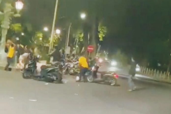 Video Pengeroyokan Seorang Pemuda Viral, Dilempari Batu Besar Hingga Helm 1