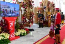 Jokowi Ajak Cucunya Tonton Pawai Kirab HUT ke-77 RI