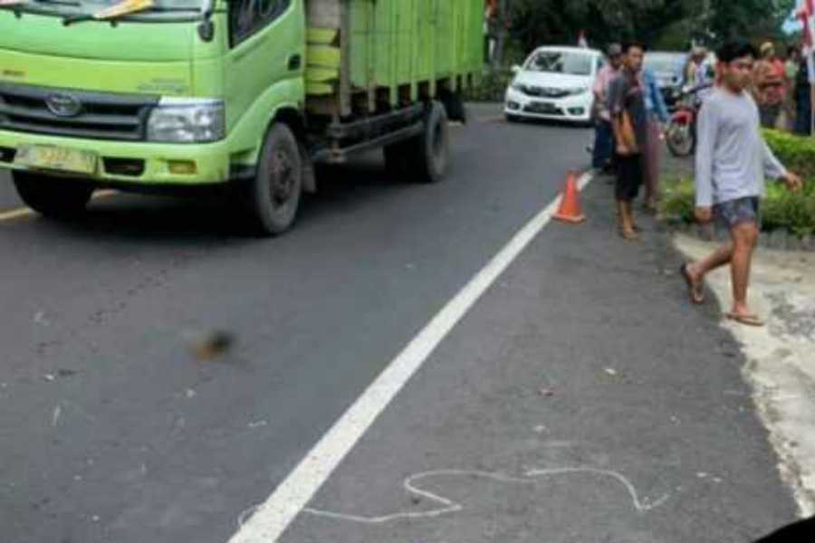 Ditabrak Truk, PNS Tewas