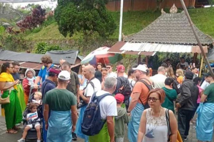 Meningkat, Kunjungan Wisman Ke Besakih Capai Ratusan Per Hari 1