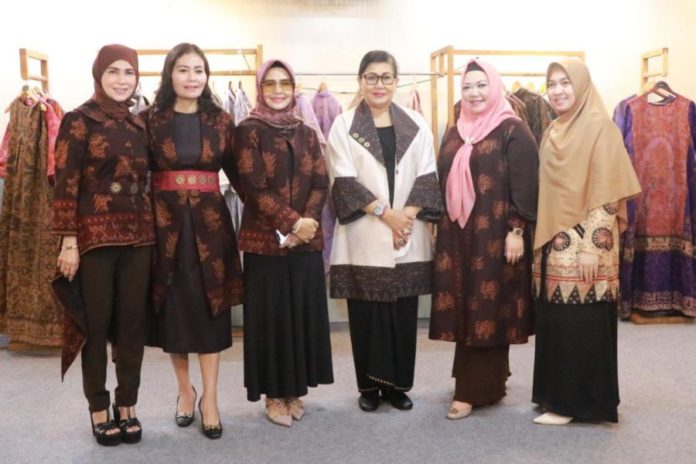 Pameran IKM Bali Bangkit Dikunjungi Ikatan Istri Anggota BPK RI 1
