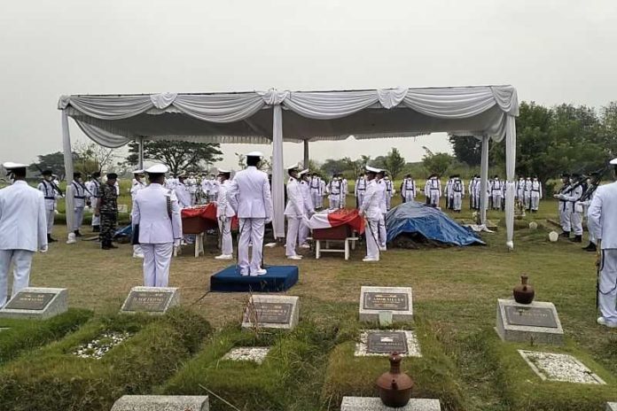 Dua Jenasah Penerbang TNI AL Dimakamkan Berdampingan 1