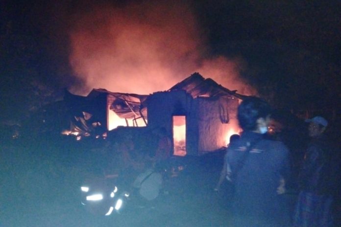 Gudang Kayu Di Bungkulan Terbakar, Kerugian Capai Rp 1 Miliar 1