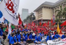 Jalan MH Thamrin Dipadati Pendemo