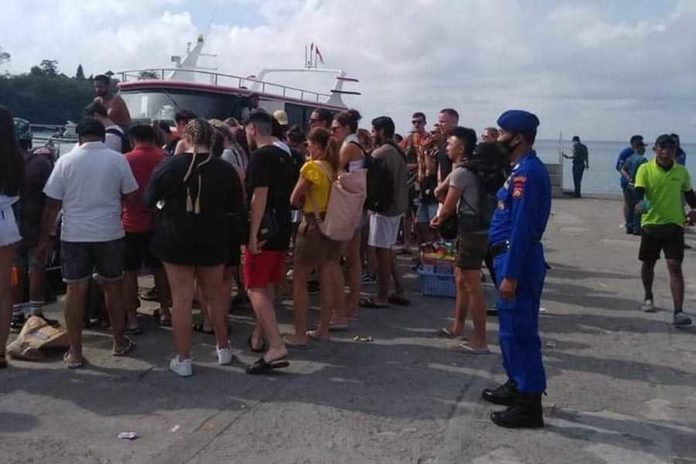 Terus Meningkat, Wisatawan Nyeberang Gunakan Jasa Fasboat 1