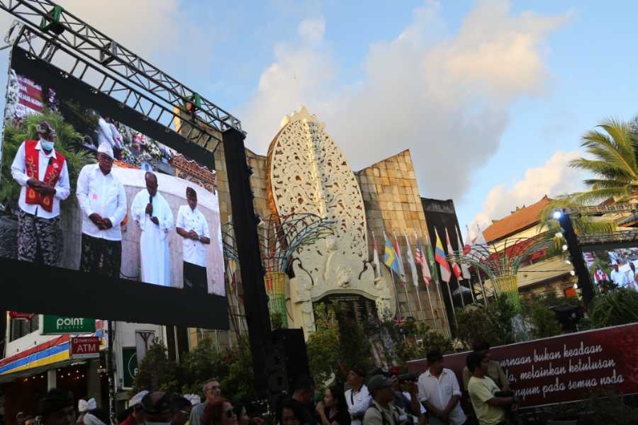 Suasana di Monumen Ground Zero Legian, Badung saat peringatan 20 tahun Bom Bali I pada Rabu (12/10). (BP/Kamaratih)