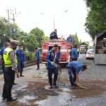 Truk Muat Nanas Terguling