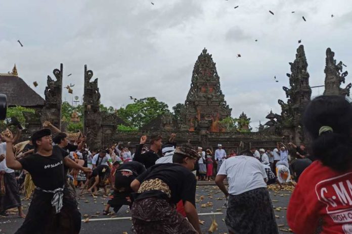 Aci Tabuh Rah Pengangon, Tradisi Unik Masyarakat Kapal Kembali Digelar 1