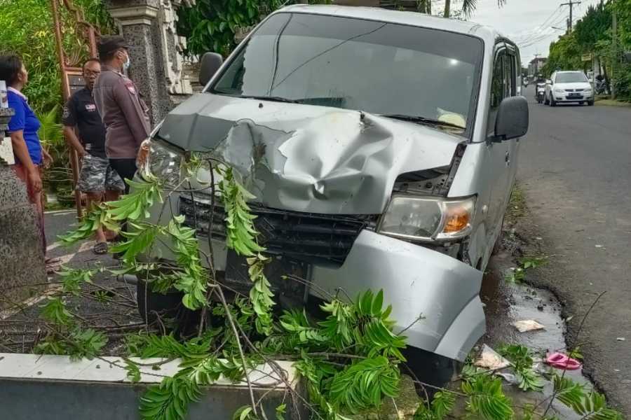 bocah 5 tahun dikelilingi oleh keluarga setelah diselamatkan