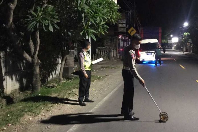 Tiba Tiba Oleng, Pemotor Luka Parah Ditabrak Truk 1