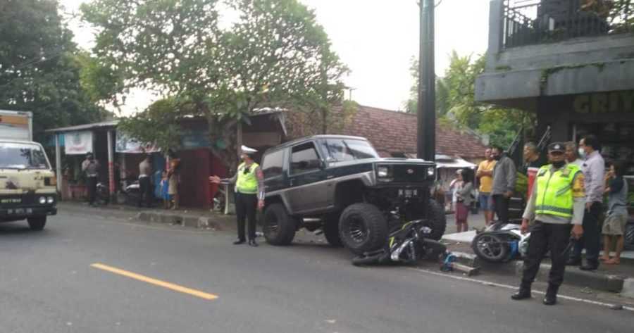 Feroza Tabrak Tiga Motor, Empat Orang Luka-luka