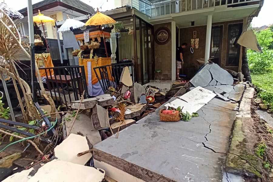 Tembok Rumah Warga di Mumbul Hancur Diterjang Banjir, Lima Motor Hanyut