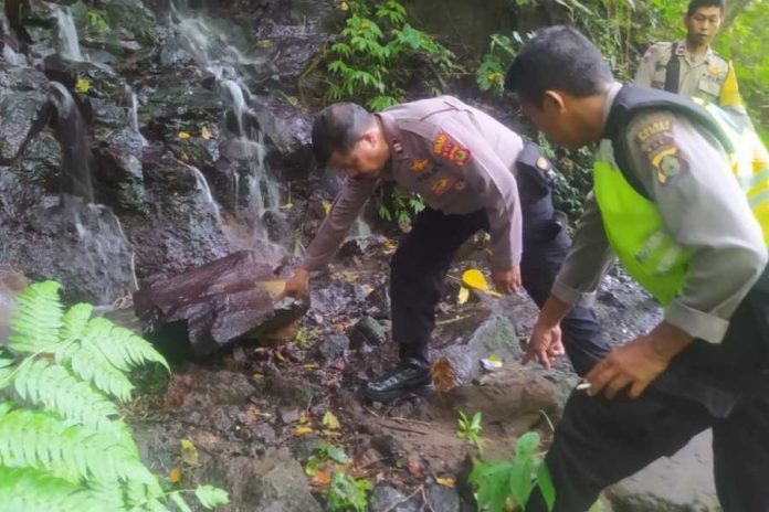 Berwisata Ke Air Terjun Sambangan, WN Amerika Tertimpa Reruntuhan Hingga Luka Parah 1
