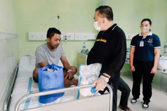 Bupati Tamba Menyerahkan Bantuan Sembako Ke Pasien Rawat Inap 1