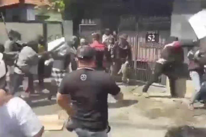 Hendak Demo, Mahasiswa Bentrok Dengan Warga 1