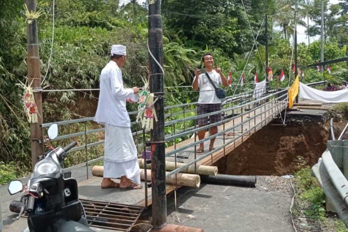 Jembatan Darurat Terpasang, Jalan Putus Marga Apuan Bisa Dilalui Motor 2