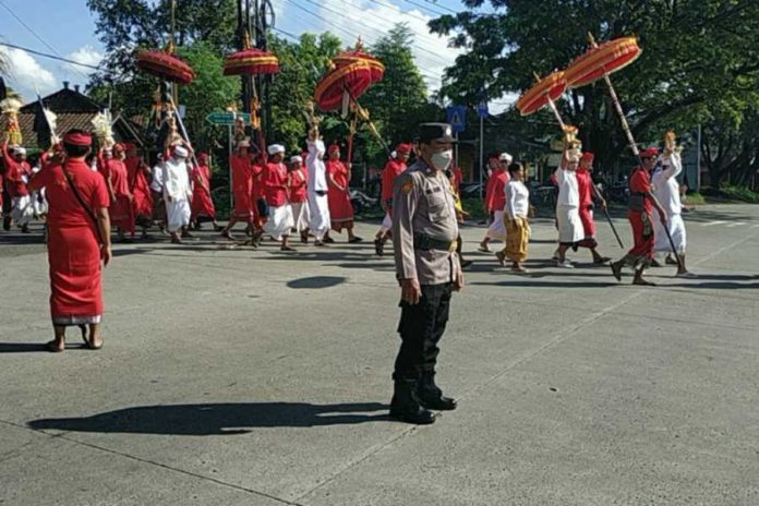 Ribuan Umat Hindu Ikut Melasti Pura Pande Dalem Gandamayu 1