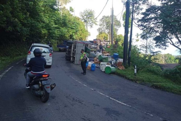 Truk Pengangkut Barang Terbalik Di Gitgit 1