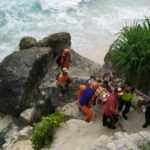Kaki Terkilir di Diamond Beach, Wisatawan Hongkong Dievakuasi Gunakan Tandu