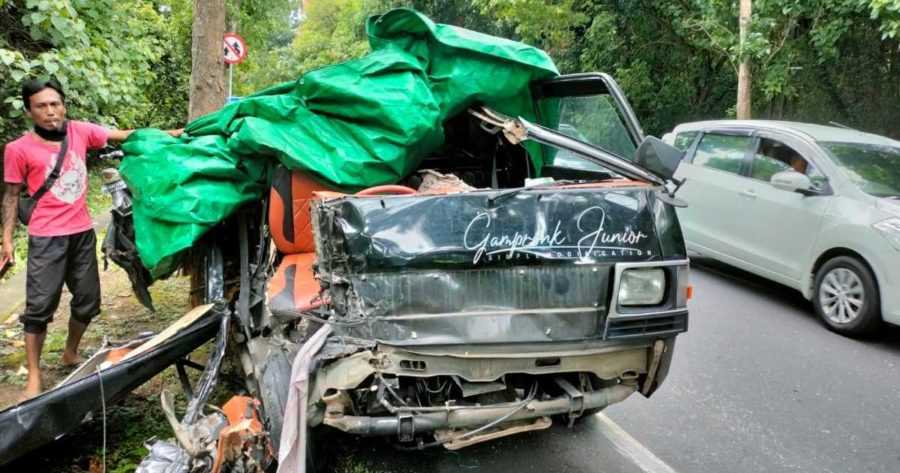 Sopir Diduga Ngantuk, Pikap Hancur Hantam Truk