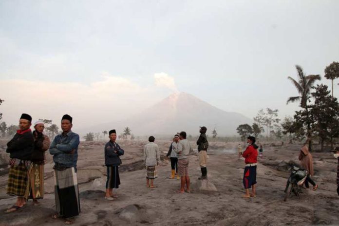 Abu Vulkanik Eruposi Gunung Api Dapat Sebabkan Jalanan Licin 2
