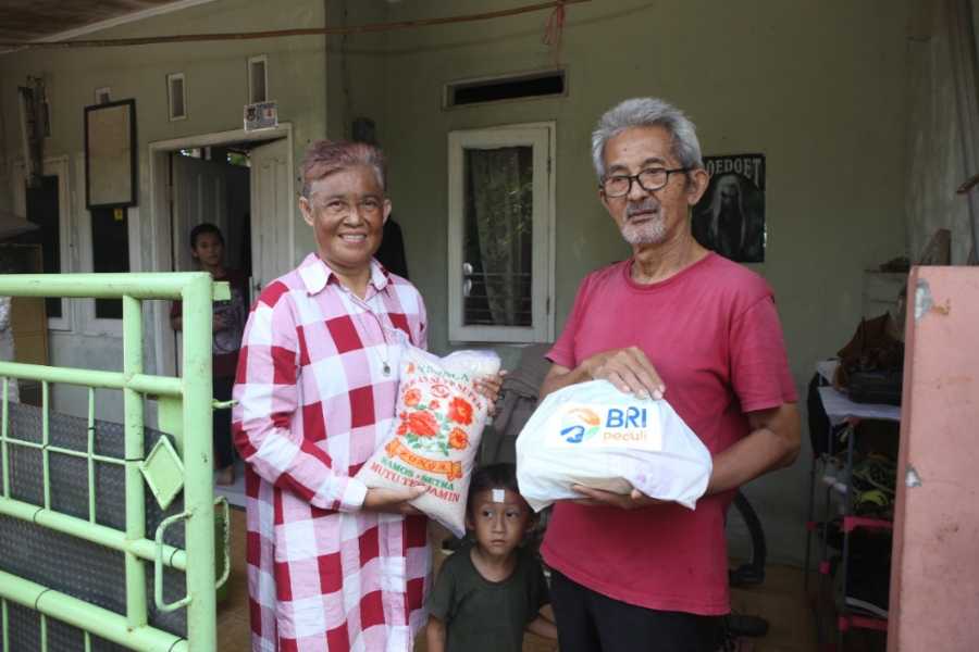 Berbagi Kasih Di Hari Natal, BRI Salurkan Paket Sembako Dan Santunan 1