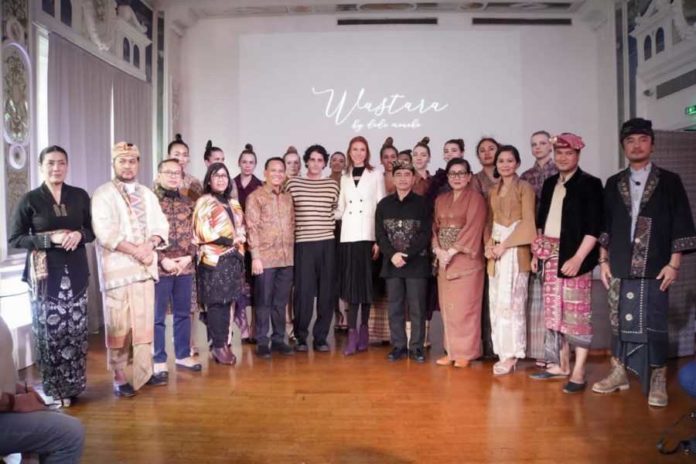 Christian Dior Puji Endek Bali, Sempat Hadiri Fesyen Magnifique De Wastra Bali Di Paris 1