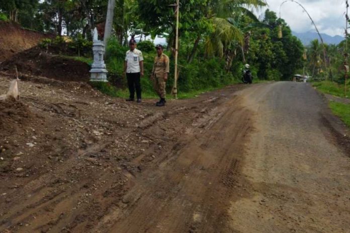 Buat Jalan Berlubang Dan Rusak, Aktivitas Galian Di Manistutu Dicek Satpol PP 2