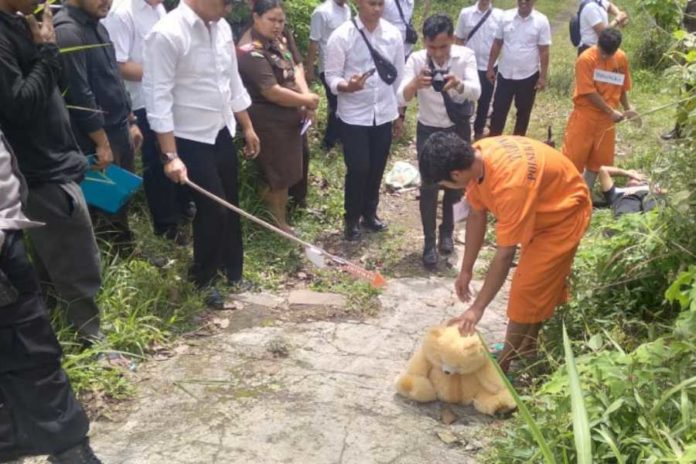 Dihadirkan Dalam Rekonstruksi, Dua Tersangka Sempat Diteriaki Keluarga Korban 1