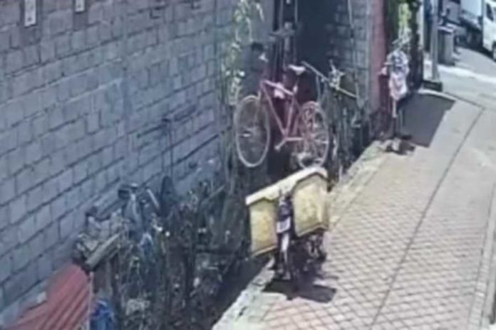 Pemulung Curi Sepeda Gayung Terekam CCTV 1