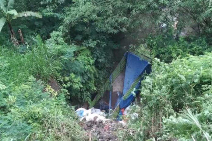 Truk Tronton Mundur, Tabrak Pagar Pembatas Jalan Hingga Jatuh Ke Jurang 1