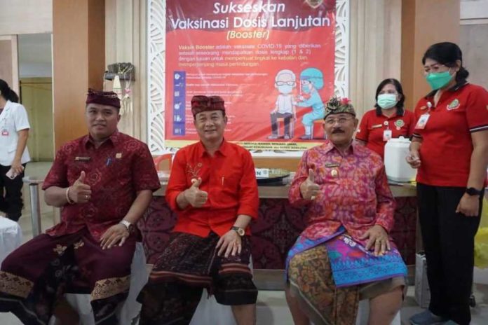 Bupati Gede Dana Dan Wakil Wayan Artha Dipa Mengikuti Vaksin Booster Kedua 1