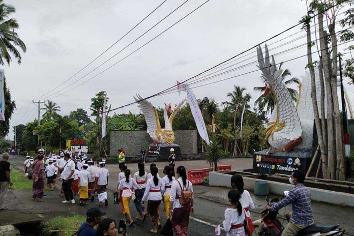 Jelang Diresmikan Presiden Jokowi, Warga Dan Siswa Ramai Datangi Bendungan Tamblang 1