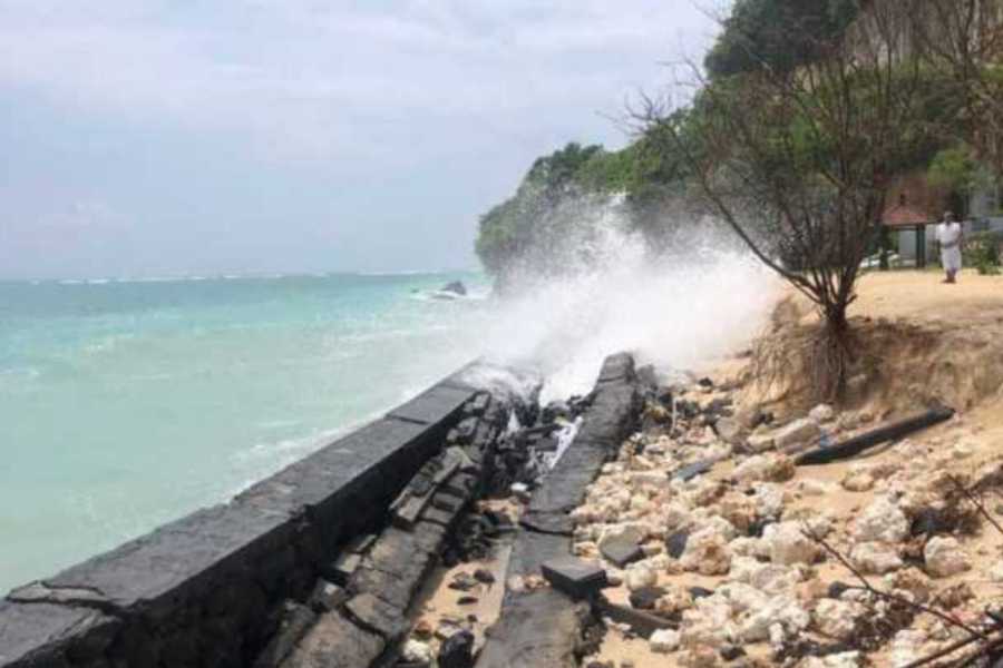 Pasir Tergerus, “Seawall” Sisi Barat Pantai Pandawa pun Jebol