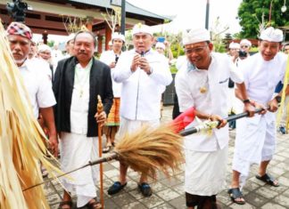 Gubernur Koster “Pelaspas” Fasilitas Kawasan Suci Pura Besakih, Dipuput 13 Sulinggih