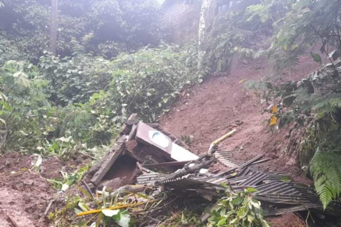 Jalan Tertutup Longsor, Warga Desa Sepang Dan Sepang Kelod Tak Bisa Melintas 1