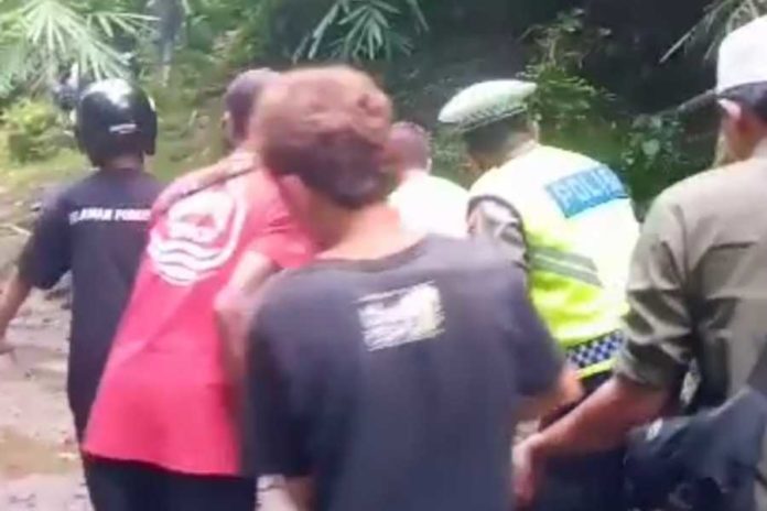 Jatuh Dari Jembatan Singin, Pemotor Alami Patah Kaki Dan Koma 1