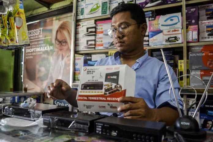 Kemenkominfo Pantau Distribusi Set Top Box Di Tiga Wilayah Siaran JAKARTA, BALIPOST.com Kesiapan Pelaksanaan Analog Switch Off (AS 1