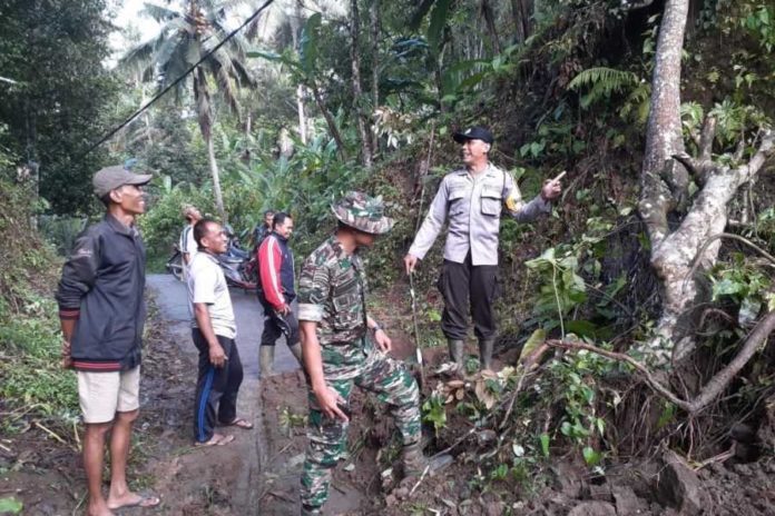 Longsor Tutup Jalan Desa Di Pergung 1