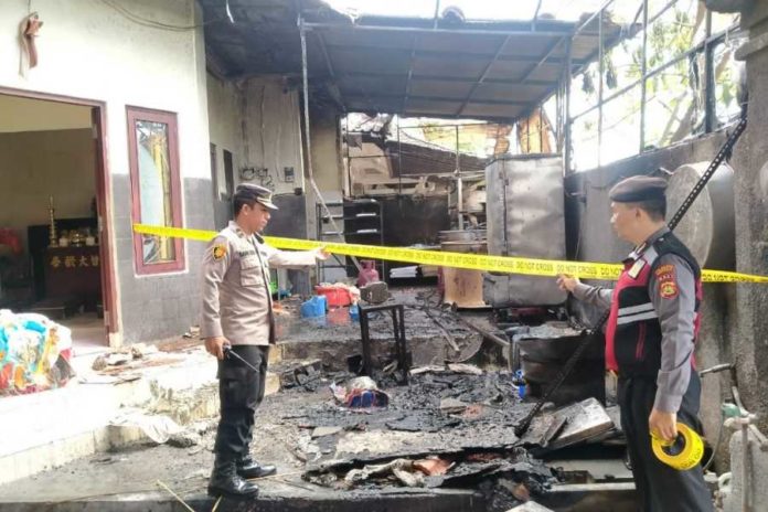 Cek Isi Tabung Elpiji, Tempat Usaha Kue Terbakar 1