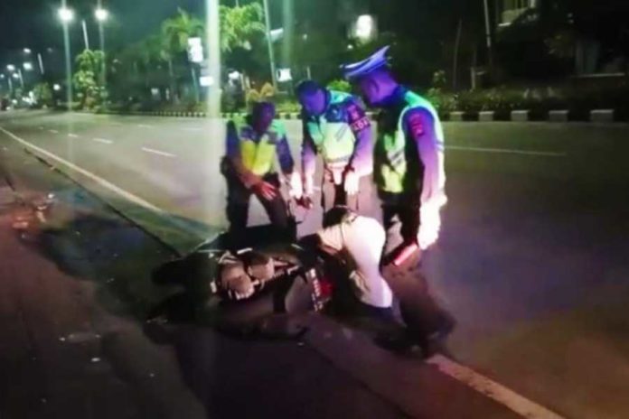Mabuk Berat, WNA Tertindih Motor Ditemukan Polisi Di Sunset Road 1